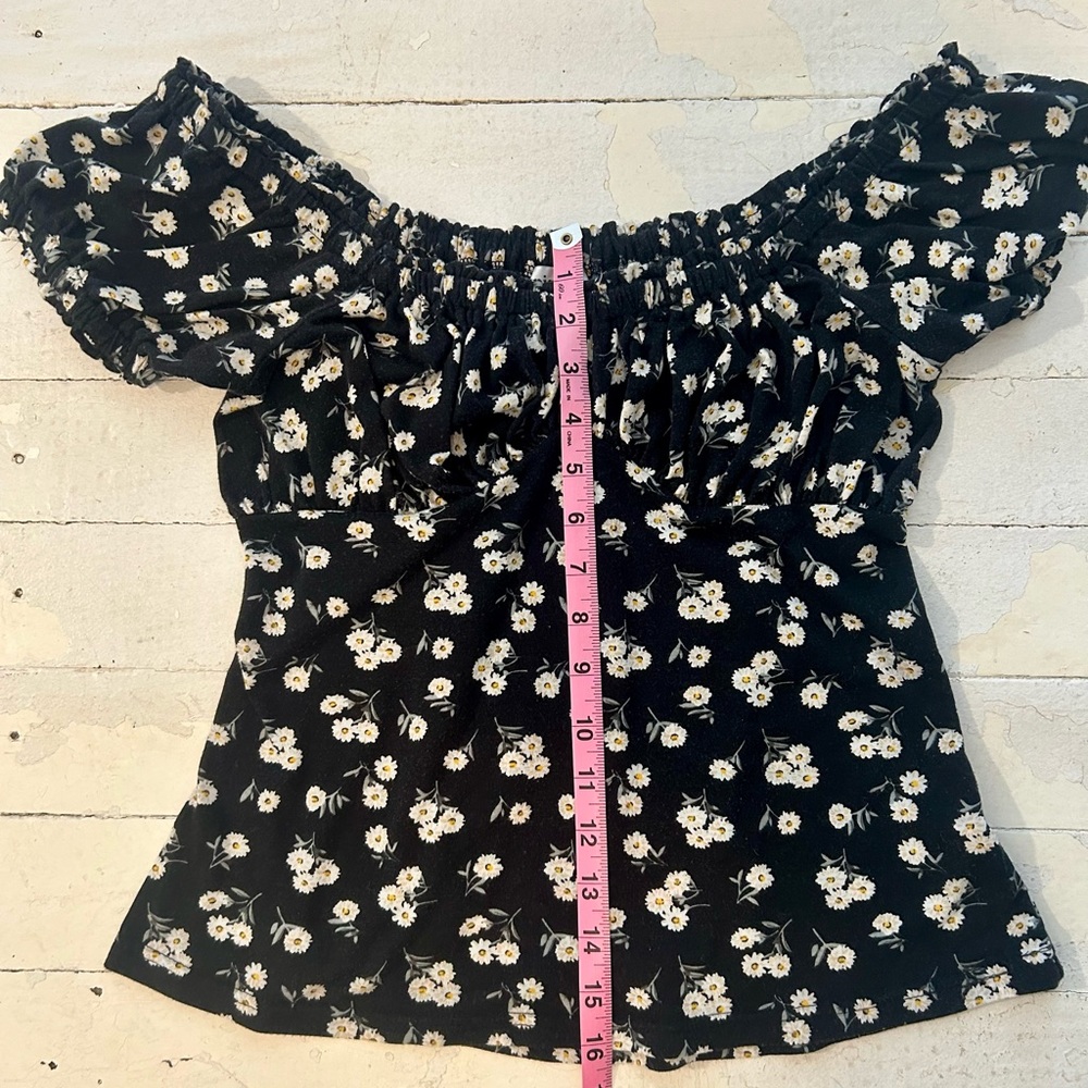 Unique Vintage Daisy Crop Top